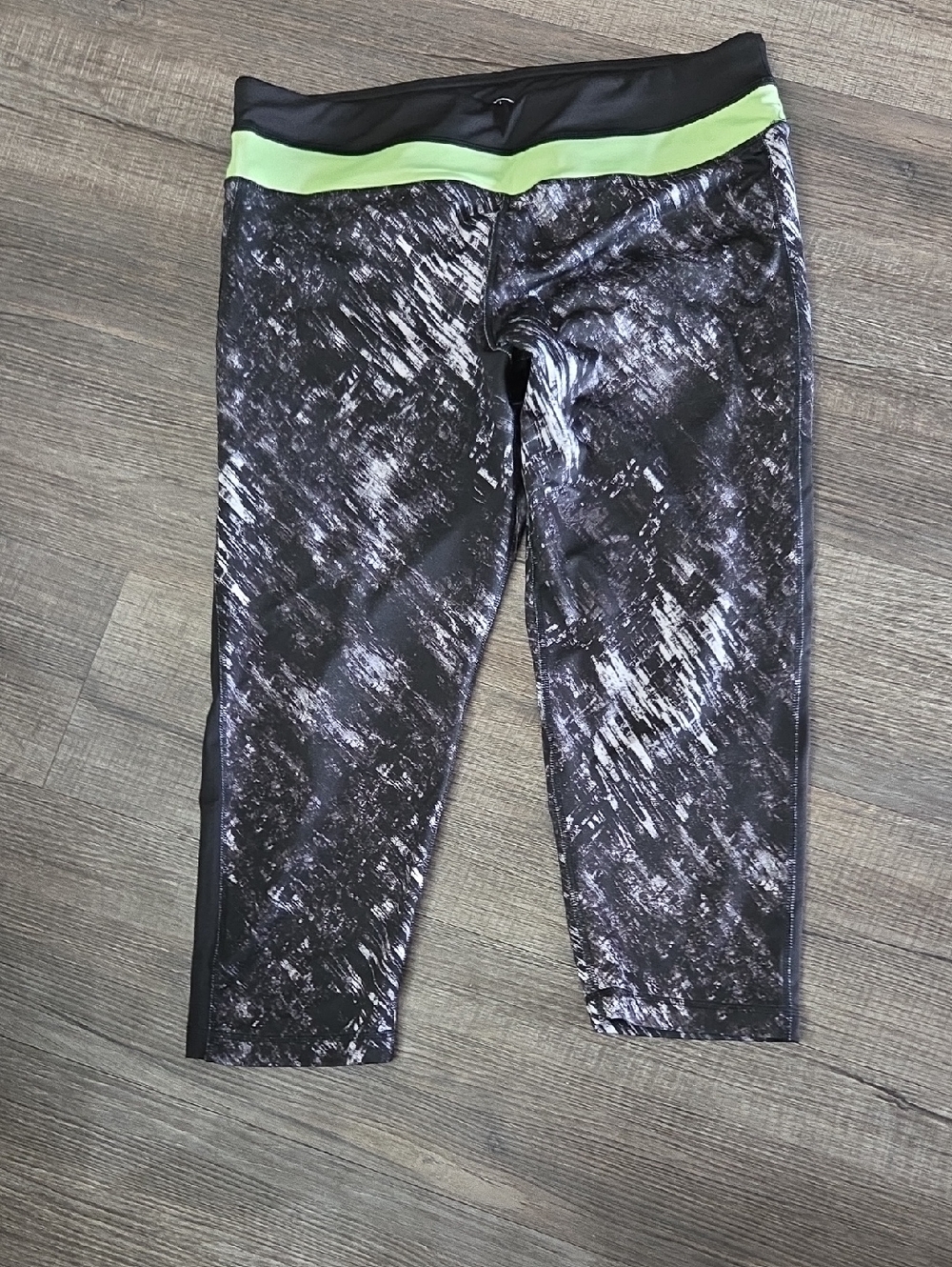 90 Degree By Reflex Black & Lime Abstract Capri Leggings